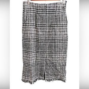 This is a midi mango houndstooth black and white skirt very cute!